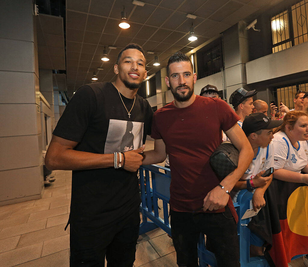 较上劲了！谢泼德上篮得分里夫斯三分回应 随后两人又对投三分打铁（火药味上来了！谢泼德上篮取分 里夫斯三分回敬 随后两人对飙三分均打铁）