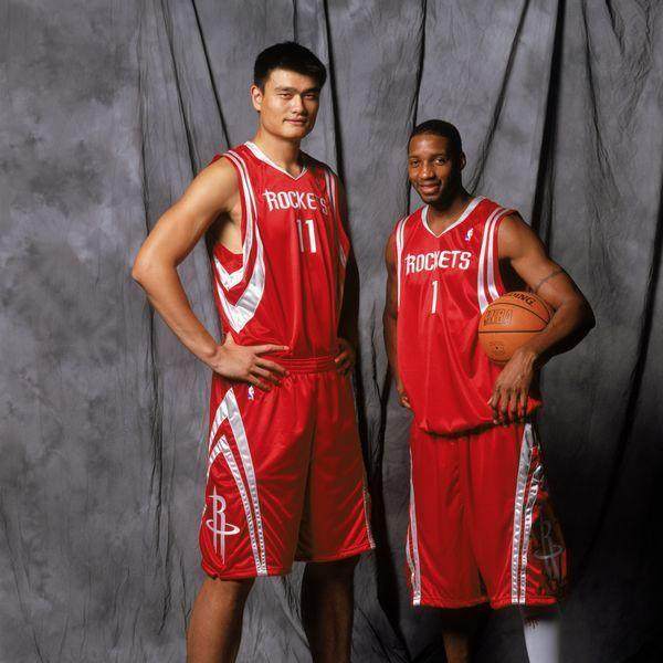 欧冠赛前穆里尼奥与两名昔日弟子重逢，并亲吻了斯内德的光头（欧冠赛前，穆里尼奥与两位旧部相聚，还亲吻了斯内德的光头）