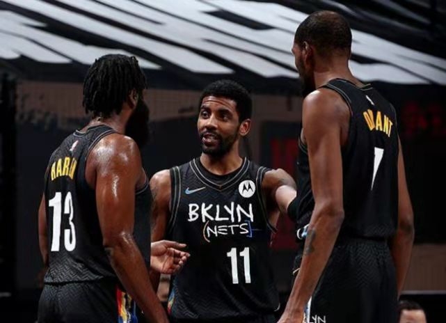 杜兰特中投精准，全场欢呼（杜兰特中距离手感爆棚，全场沸腾）