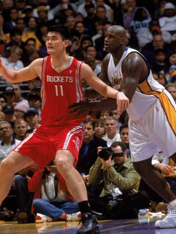 连续两赛季带不同球队欧战做客安菲尔德，阿隆索成历史第三人（阿隆索连续两季率不同球队欧战作客安菲尔德，成史上第三人）