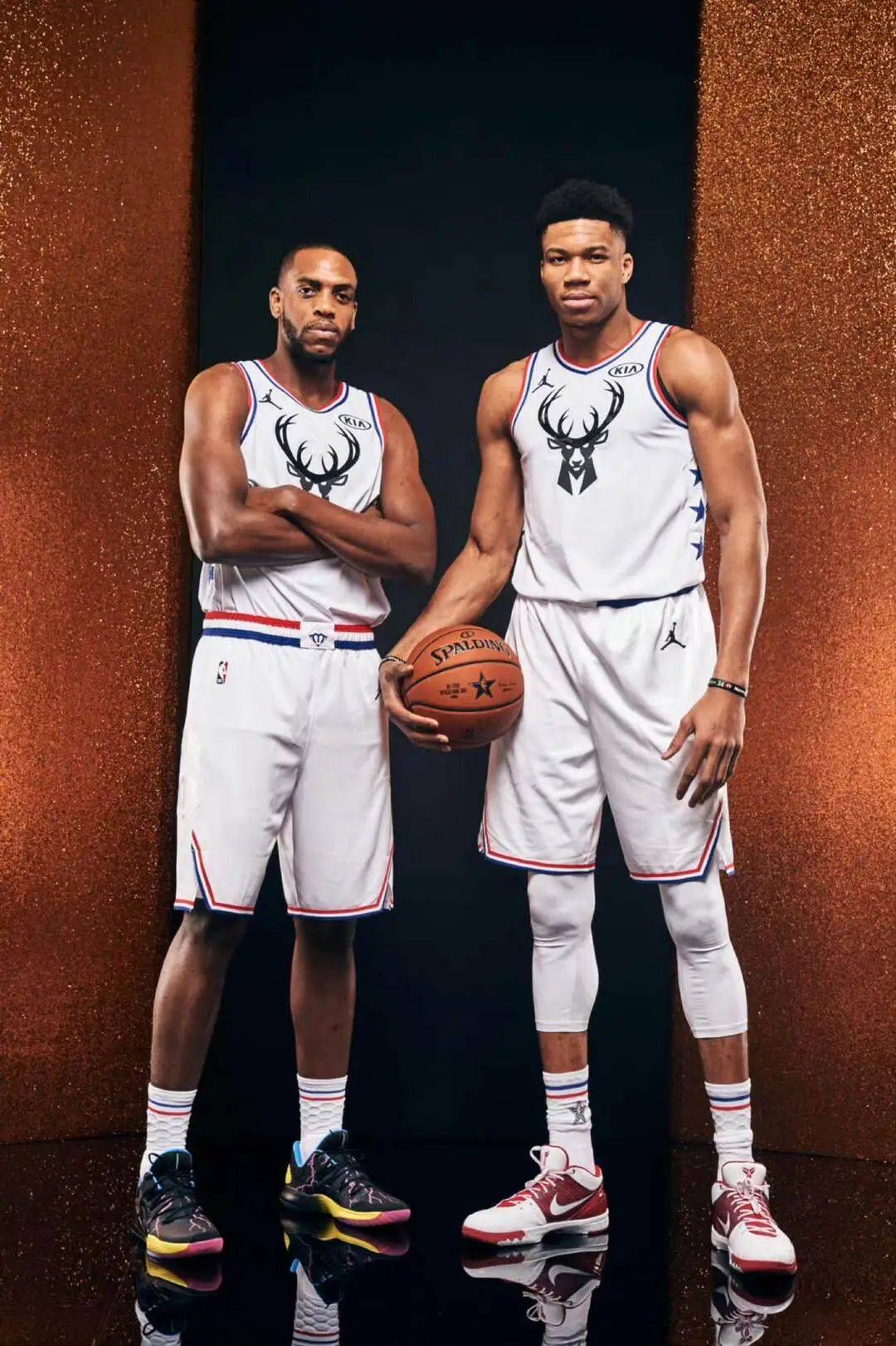 感受土超的气氛，埃德森在伊斯坦布尔德比中遭球迷投掷塑料杯（土超氛围拉满：伊斯坦布尔德比中埃德森遭球迷掷塑料杯）