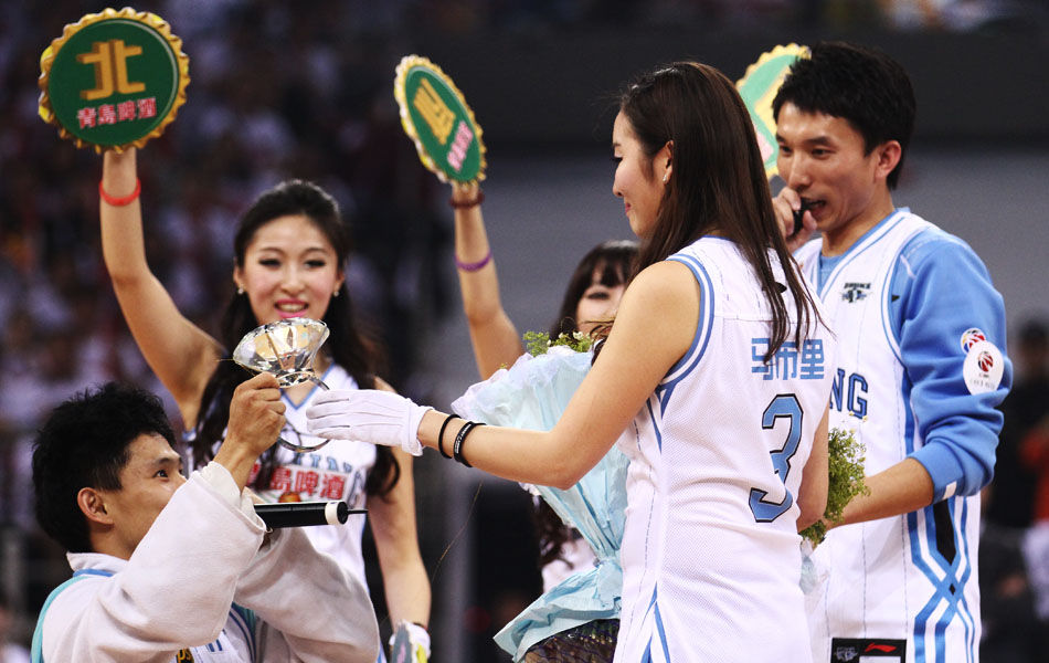 亚泰官方：对刘议阳实施“三停”；此前他被女友控诉出轨、裸聊（亚泰官宣对刘议阳实施三停，此前其被女友指控出轨及裸聊）