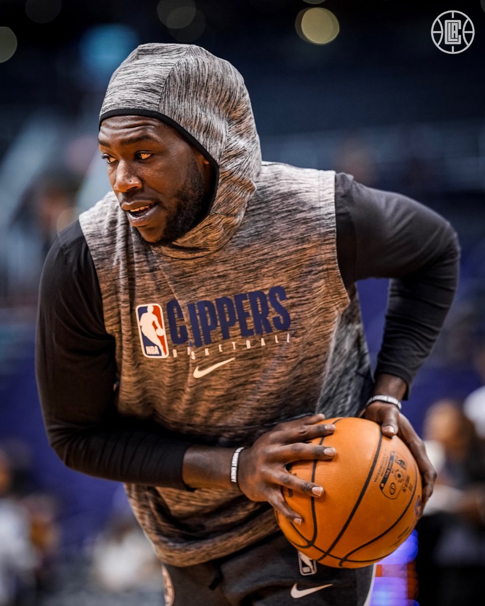 上海海港为备战三线作战，大范围调整阵容，清洗后防线，加强进攻，提升整体竞争力。（上海海港备战三线：阵容大换血，重塑后防、升级进攻，全面提升竞争力）