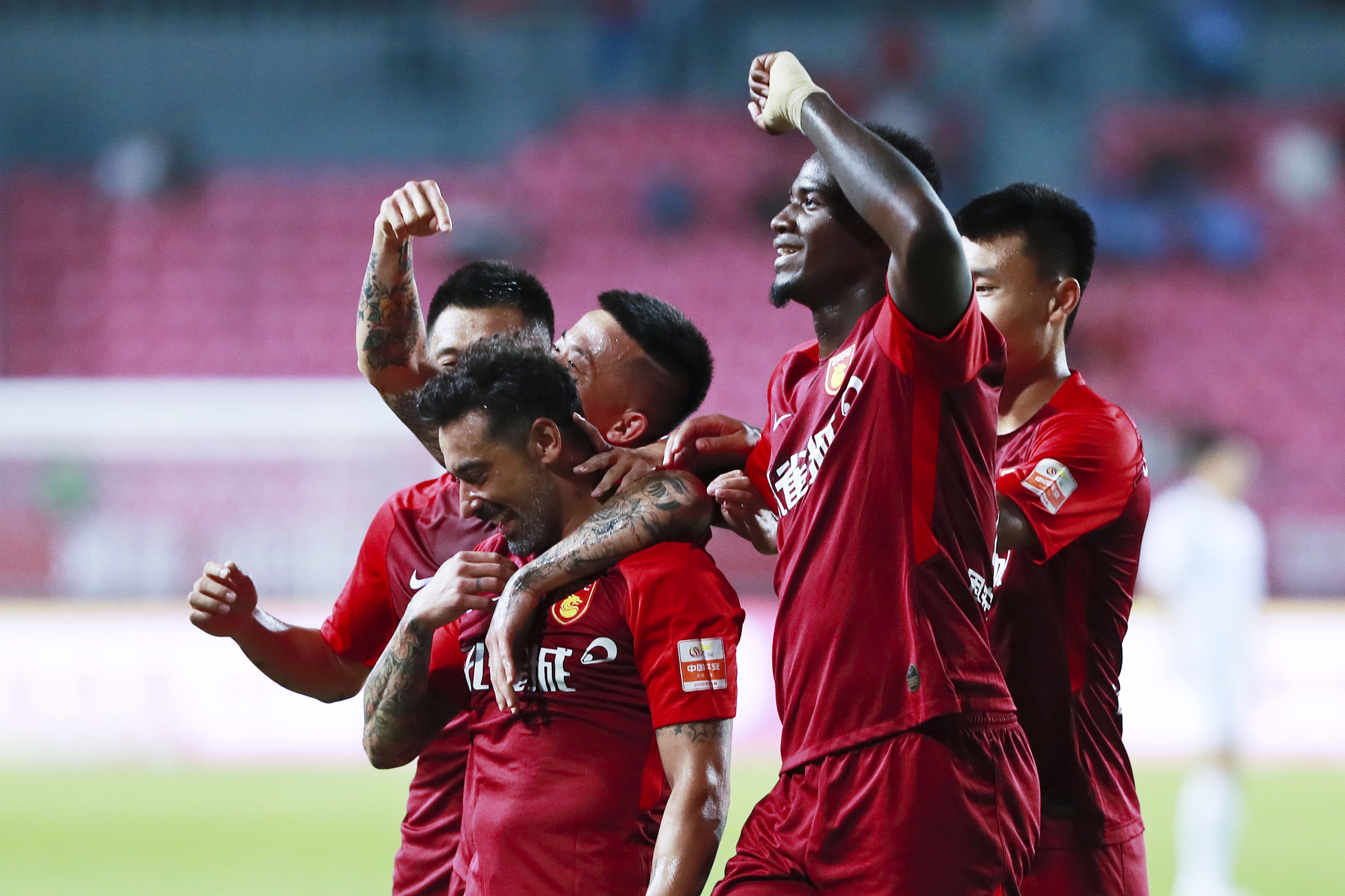 成都蓉城新掌门人徐正源成功续约，签约韦世豪、周定洋，球队迅速提升，备战亚冠，力争争冠。（徐正源续约敲定，成都蓉城签下韦世豪与周定洋，实力跃升备战亚冠，剑指冠军）