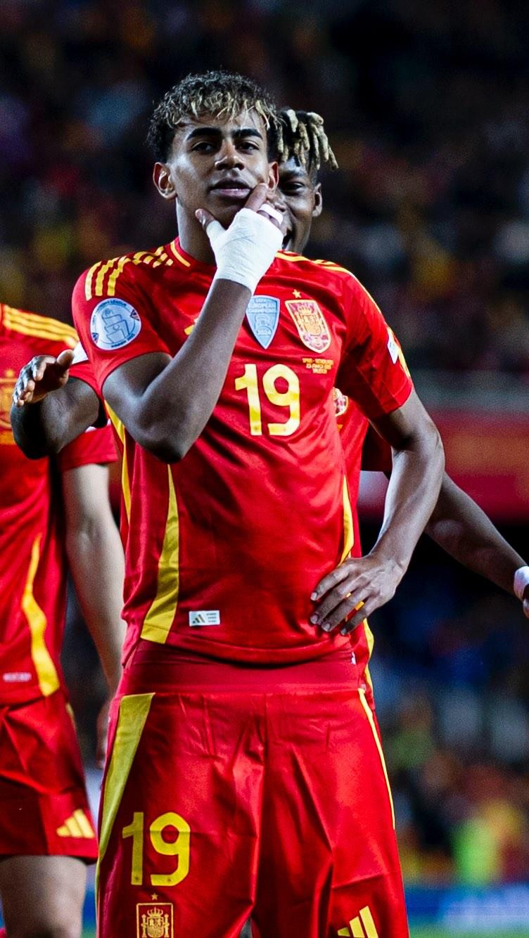 二人都是脖子以下世界级，巴神问题不在脖子以上，内马尔问题脖子上、下都有（两人皆属“脖子以下”世界级：巴神问题不在头脑，内马尔则头脑与赛场层面皆有隐忧）