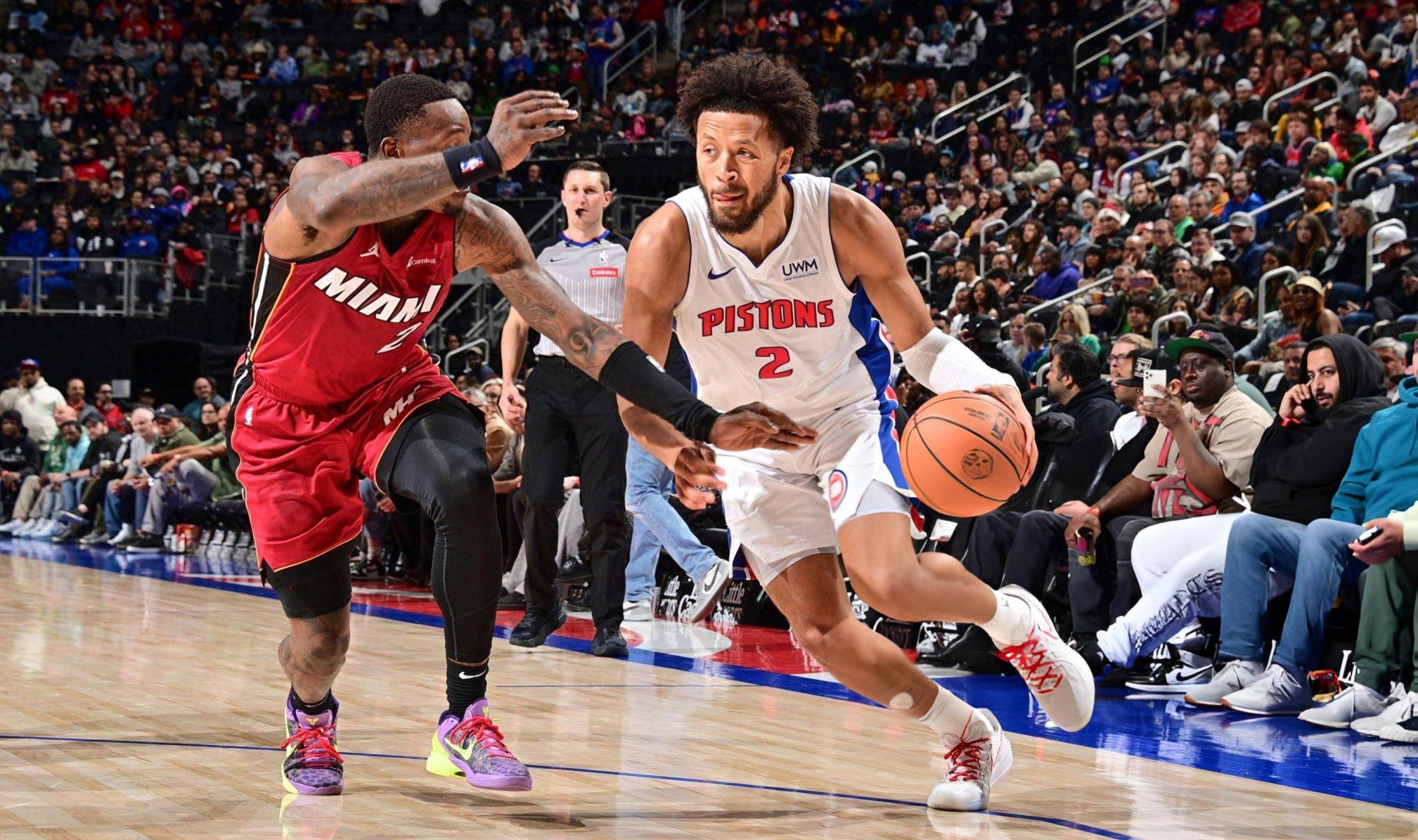 暴躁！杜锋第三节在场输出胡明轩，替补席骂徐杰（第三节杜锋连连发火：场上批评胡明轩，替补席怒斥徐杰）