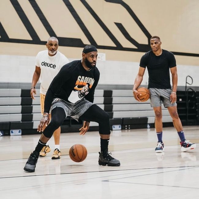 弗罗因德：对诺伊尔的未来我们并不着急；拜仁确实联系过安东尼（弗罗因德：诺伊尔的未来不急定论，拜仁已与安东尼取得联系）