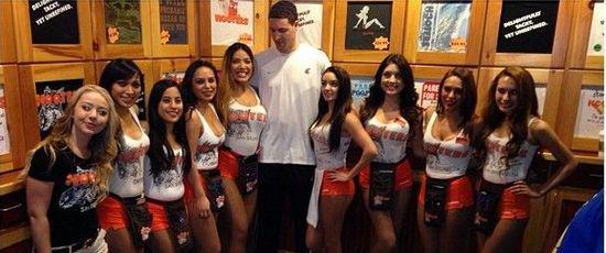 阿奇姆彭遭成都球迷种族歧视，队长王上源发文声援（阿奇姆彭遭遇成都球迷种族歧视，队长王上源发声力挺）