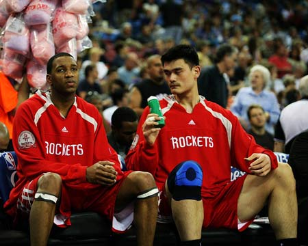 外线没开防守依旧猛！阿努诺比半场三分4中0拿下10分4板2断2帽（外线失准防守仍凶猛！阿努诺比半场三分4投0中仍揽10分4板2断2帽）