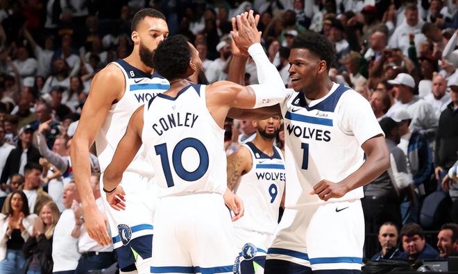 梅努哥哥身穿“放梅努离队”T恤现身球场，对阿莫林表示抗议（梅努兄长穿“让梅努走”字样T恤亮相球场，矛头直指阿莫林）