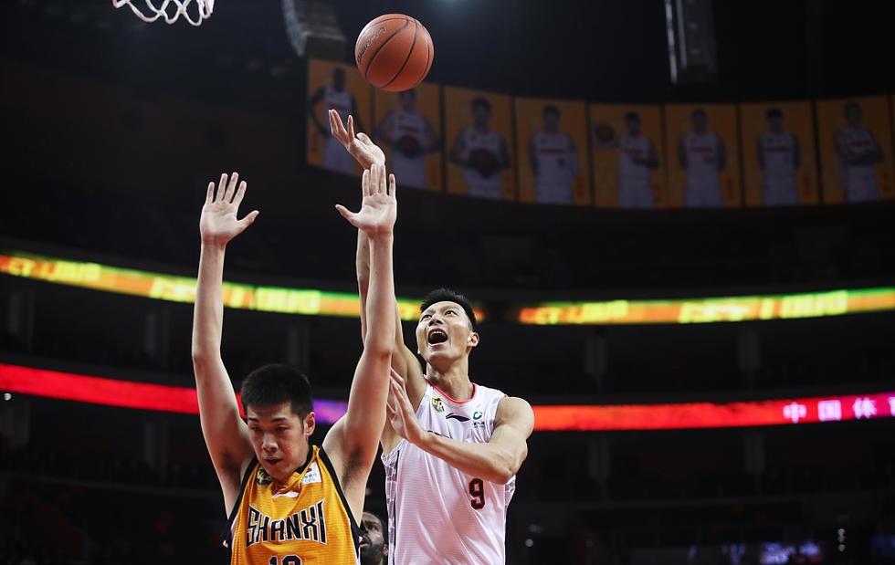 杨瀚森工作室：每一分钟都全力拼抢 每个动作都诠释着对胜利渴望（杨瀚森工作室：分秒必争，动作里写满对胜利的渴望）