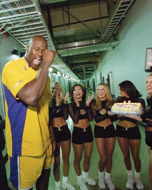 雄鹿官方：AJ·格林左肩挫伤，本场对阵76人不会回归（雄鹿官宣：AJ·格林左肩挫伤，今日战76人缺席剩余比赛）