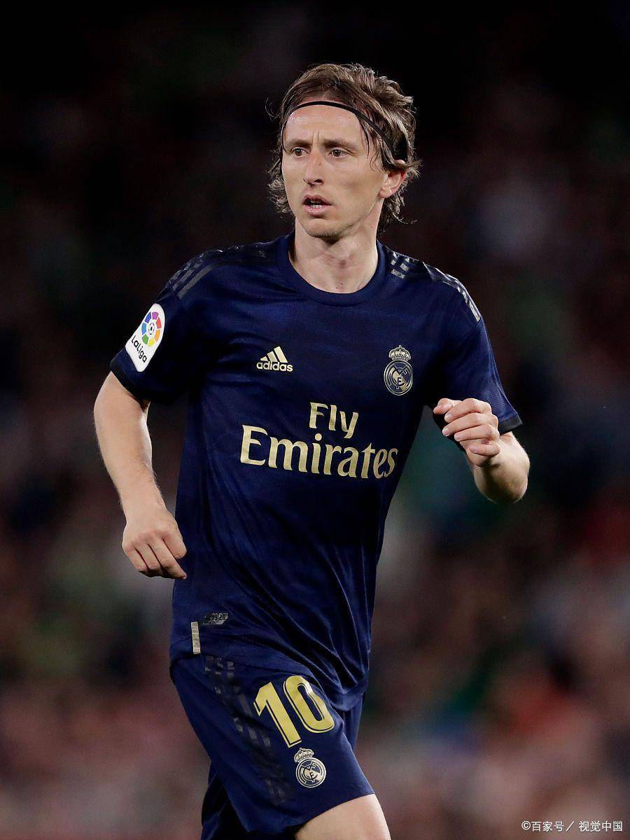 意天空列合同年最佳11人：迈尼昂、科纳特、DV9、莱万在列（意大利天空体育评选年度最佳11人：迈尼昂、科纳特、DV9、莱万入选）