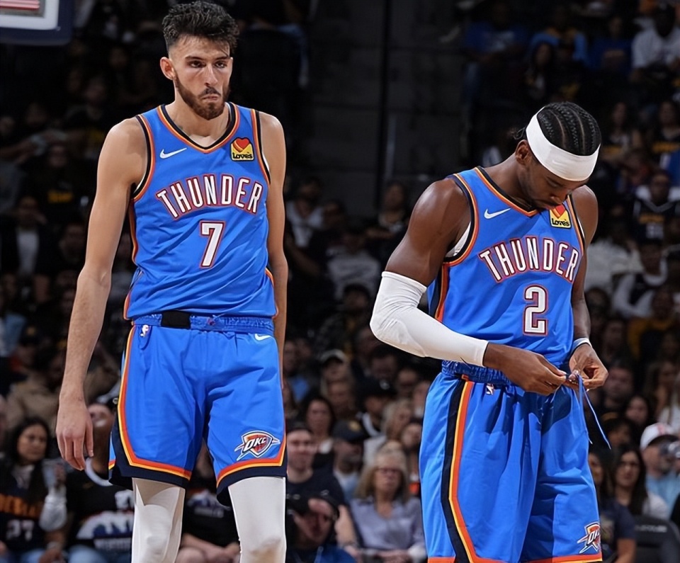 共和报：米兰正考虑冬窗签回41岁的蒂亚戈-席尔瓦（共和报：米兰考虑冬窗重签41岁蒂亚戈-席尔瓦）