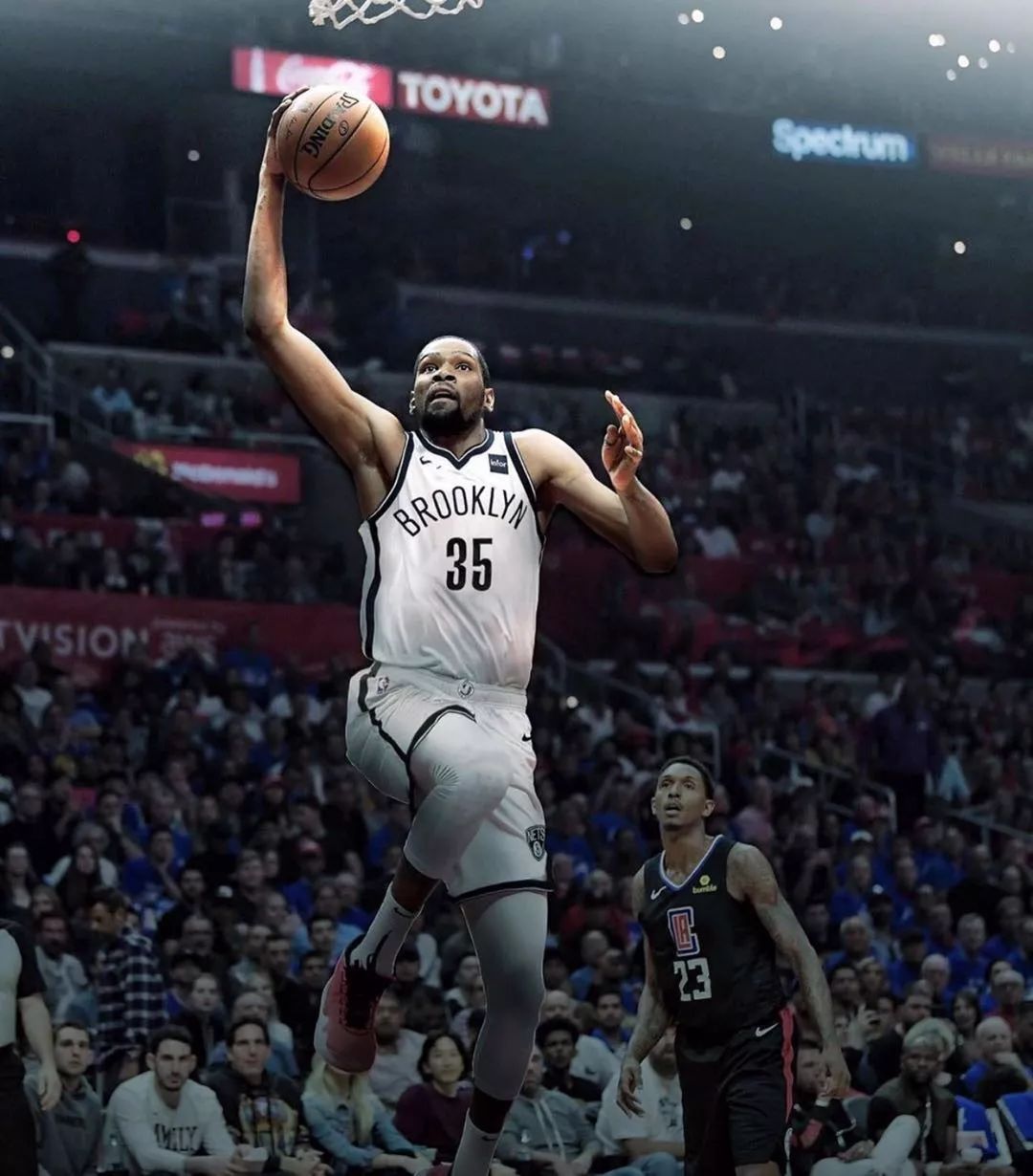 范弗里特谈复出：与6个月康复周期死磕，力争明年3月底复出（范弗里特谈复出：咬紧牙关挺过6个月康复，目标明年3月底重返赛场）